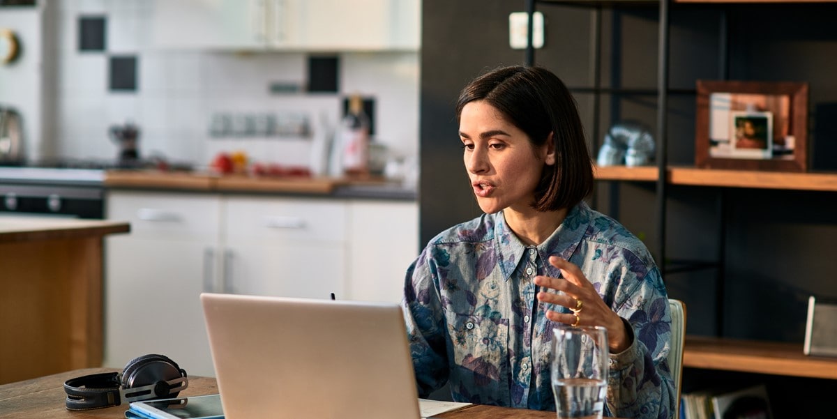 mujer trabajando en escritorio