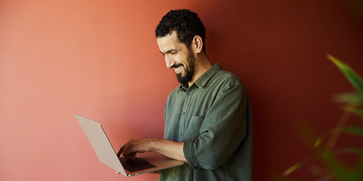 hombre con laptop